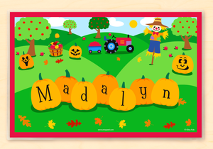 Mantel individual personalizado para niños con calabazas y espantapájaros para Acción de Gracias de otoño, 18" x 12" con alfabeto - Custom USA