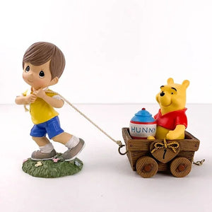 Figurine de collection vintage New Precious Moments Disney Christopher Robin tirant Winnie l'ourson Birthday Wagon Train Ride Parade Lot de 2 - Cadeau de 1ère année de bébé 2012