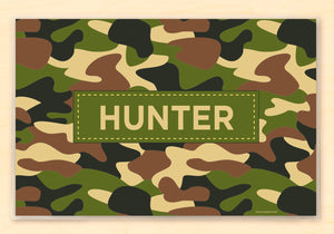 Mantel individual personalizado para niños con diseño clásico de camuflaje militar verde y marrón amaderado de 18" x 12" con alfabeto - Custom USA