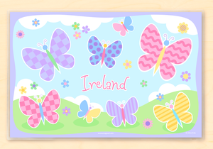 Mantel individual personalizado para niños con diseño de jardín de mariposas de 18" x 12" con alfabeto