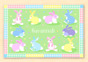 Mantel individual personalizado con conejitos de Pascua coloridos de 18" x 12" con alfabeto