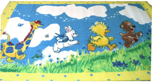 Tapis de jeu pour enfants Little Suzy's Zoo, bébés animaux en train de courir, canard, ours, lapin, girafe, nuages et prairie pour chambre d'enfant ou salle de bain