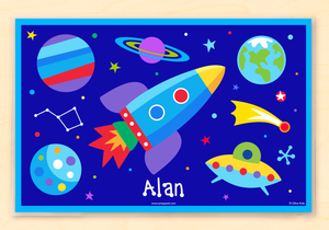 Mantel individual personalizado para niños con diseño de cohetes, planetas y ovnis del espacio exterior, de 18" x 12" con alfabeto