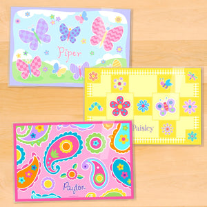 Juego de tres manteles individuales personalizados para niñas de 18" x 12" - Flores, mariposas y cachemira
