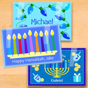 Juego de tres manteles individuales personalizados para niños Happy Hanukkah de 18" x 12"