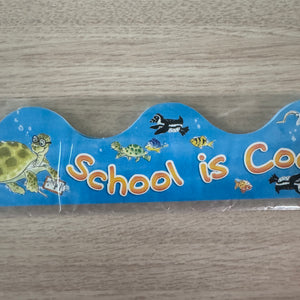 Bandes de décoration d'école vintage neuves Suzy's Zoo 12 CT Poisson L'ÉCOLE EST COOL 2" x 37 FT Fenêtre Mur Tableau d'affichage Porte Enseignant Produit de salle de classe