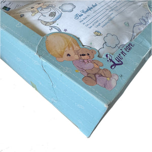 Oreiller souvenir de bébé en satin de luxe Vintage Precious Moments Angels Certificat de naissance 12" x 9" et hochet Coffret cadeau 2 pièces pour baby shower avec hochet Angel Girl &amp; Boy