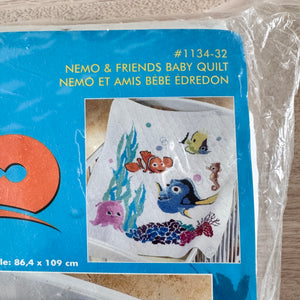 Kit de point de croix estampé pour berceau de bébé Disney Pixar Le Monde de Nemo Dory &amp; Fish Friends Couverture ou modèle de tableau PDF Cadeau souvenir 34" x 43"