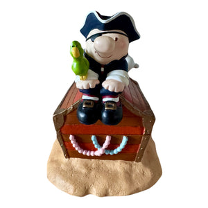 Figurine vintage de pirate sur un coffre au trésor Ziggy &amp; Dog Fuzz par Tom Wilson Boîte de rangement de bibelots de collection 6" 1998 Dylan Designs