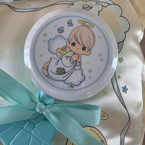 Oreiller souvenir de bébé en satin de luxe Vintage Precious Moments Angels Certificat de naissance 12" x 9" et hochet Coffret cadeau 2 pièces pour baby shower avec hochet Angel Girl &amp; Boy