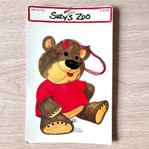 Vintage Suzy's Zoo Christmas Willie Bear Tie-On Gift Tag Red Shirt & Kiss 5" x 4" 1982