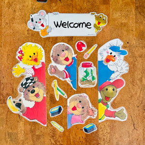 Vintage Suzy's Zoo Giant Welcome Go Arounds School Teacher Classroom Bulletin Board Characters 23" x 9" Ensemble d'art scolaire 14 pièces Peinture murale Porte Fenêtre Collection