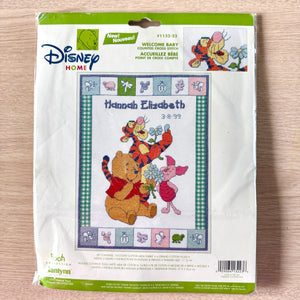 Kit de point de croix compté vintage Disney Winnie l'ourson « Bienvenue bébé » ou modèle de tableau PDF Souvenir de naissance de bébé Échantillon de disque 11" x 14" Amis Tigrou Porcinet avec fleurs 1132-23 2002