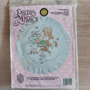 Kit de broderie au point de croix vintage et neuf Precious Moments Angel Baby's Arrival Coussin rond souvenir de 12 pouces avec volants pour chambre d'enfant, berceau, cadeau de baby shower