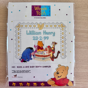 Patrón de punto de cruz PDF con instrucciones y muestrario de anuncio de nacimiento de bebé Rock-A-Bye de Winnie The Pooh de Disney, raro, H21 Debbie Minton Designer Stitches 1999
