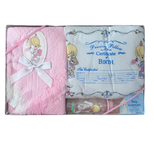 Conjunto de regalo vintage de tres piezas en caja de color rosa Precious Moments: manta para bebé con forma de chal, almohada de recuerdo del nacimiento y biberón de Luv n'Care 2002