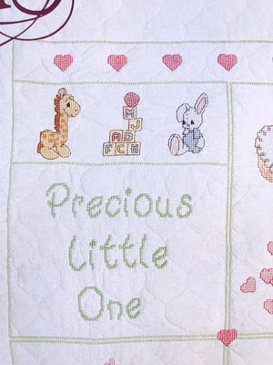 Kit de courtepointe pour bébé au point de croix estampé vintage 1993 Precious Moments ou instructions de tableau de motifs PDF Couverture de berceau souvenir « Precious Little One » 34" x 43"