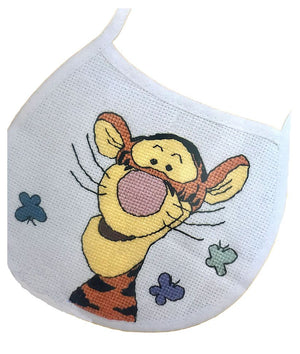 Patrón de babero de punto de cruz contado en PDF con instrucciones 1132-22 de Winnie The Pooh, Tigger y mariposas de Walt Disney