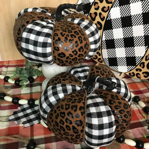 Decoración otoñal moderna con estampado de leopardo, calabazas de peluche y letreros, cuadros de búfalo, blanco y negro