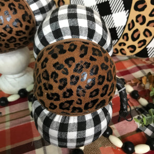 Decoración otoñal moderna con estampado de leopardo, calabazas de peluche y letreros, cuadros de búfalo, blanco y negro