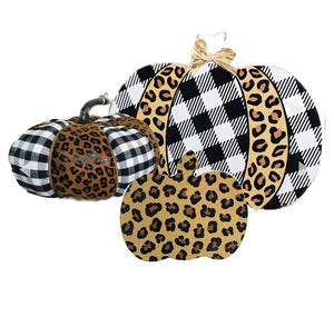 Decoración otoñal moderna con estampado de leopardo, calabazas de peluche y letreros, cuadros de búfalo, blanco y negro