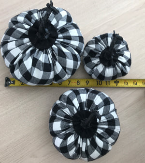 Conjunto de 3 piezas de tela a cuadros con calabazas de peluche y decoración otoñal, estampado de cuadros vichy en blanco y negro